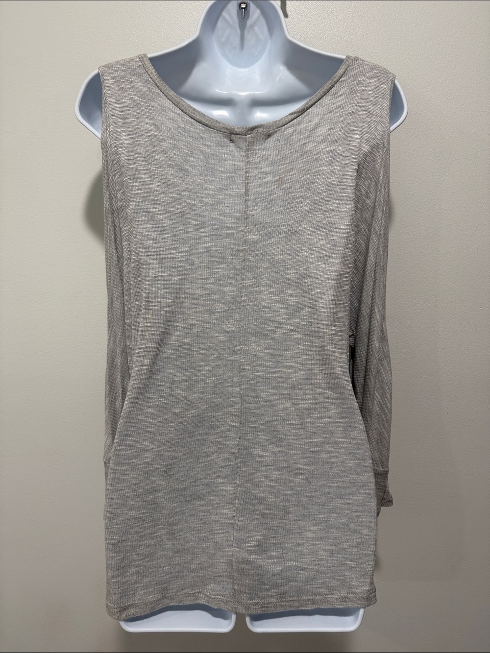 Lightweight Scoop Neck Long Sleeve Cold Shoulder Top in Gray - Picture 4 of 4